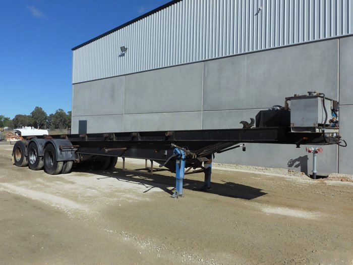2004 Custom Bulldog Hook Lift Trailer