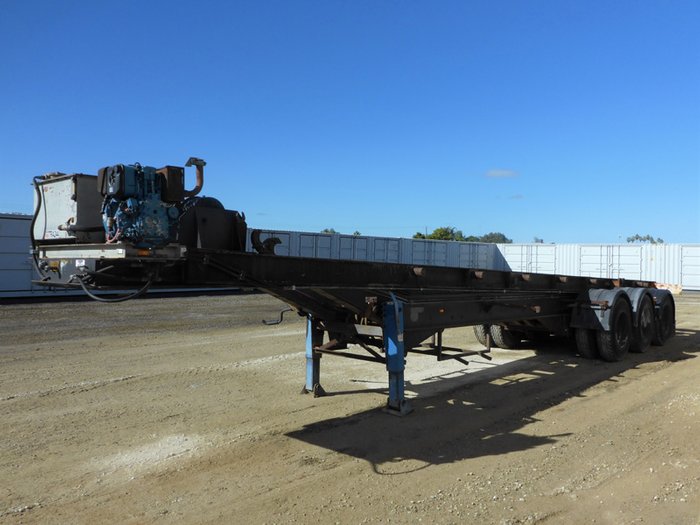2004 Custom Bulldog Hook Lift Trailer