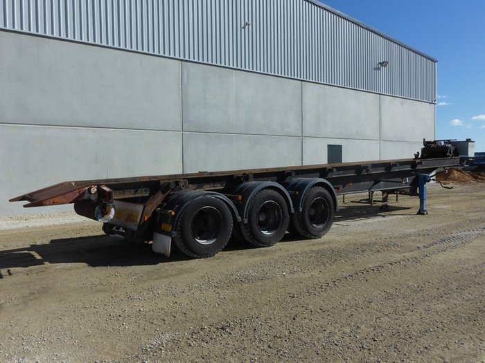 2004 Custom Bulldog Hook Lift Trailer