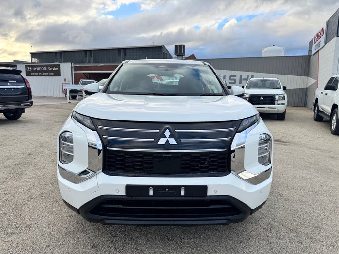 2026 MITSUBISHI Outlander ES