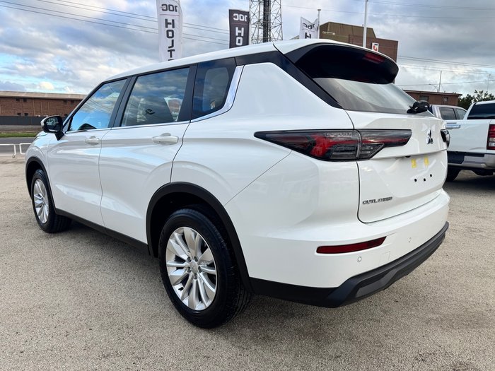 2026 MITSUBISHI Outlander ES