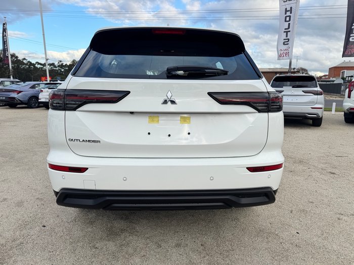 2026 MITSUBISHI Outlander ES