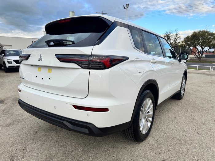2026 MITSUBISHI Outlander ES