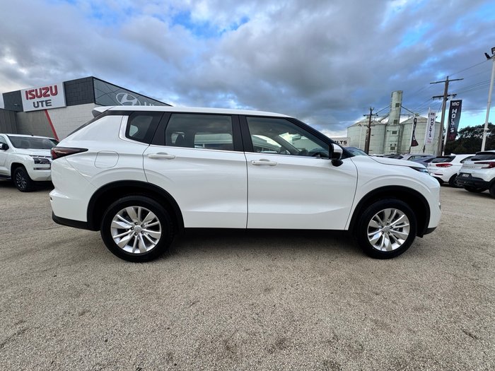 2026 MITSUBISHI Outlander ES