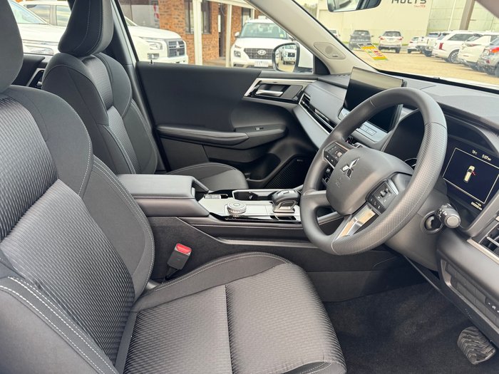 2026 MITSUBISHI Outlander ES