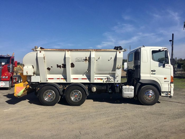 2013 Hino 2844 6X4 Trout River Live Bottom Body Ex Govt Low Klm Chip Spreader All Extras Fract New 2844 6X4 RIGIDS WHITE