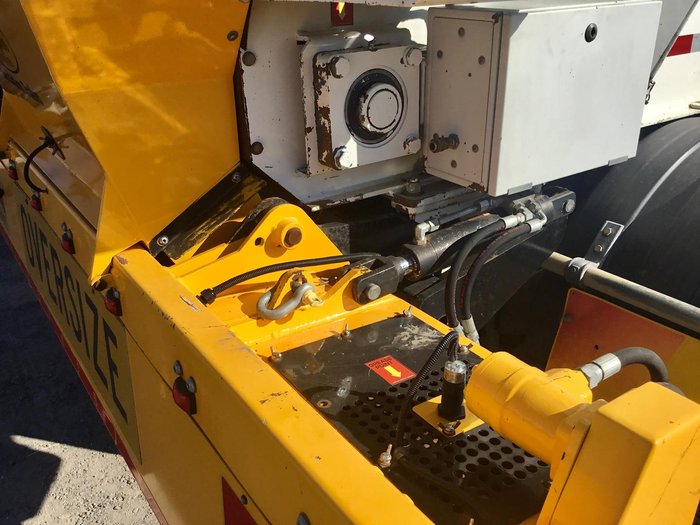 2013 Hino 2844 6X4 Trout River Live Bottom Body Ex Govt Low Klm Chip Spreader All Extras Fract New 2844 6X4 RIGIDS WHITE