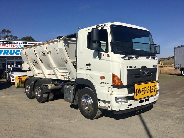 2013 Hino 2844 6X4 Trout River Live Bottom Body Ex Govt Low Klm Chip Spreader All Extras Fract New 2844 6X4 RIGIDS WHITE