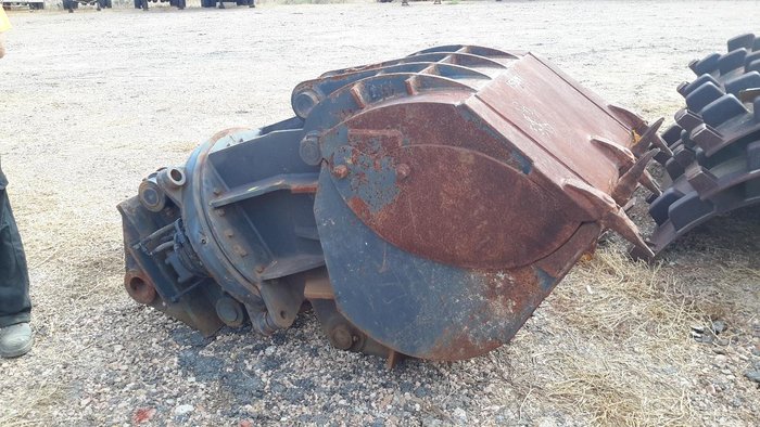 Custom Clamshell Bucket With Rotator