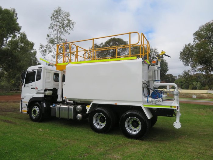 2024 UD Cw Series White