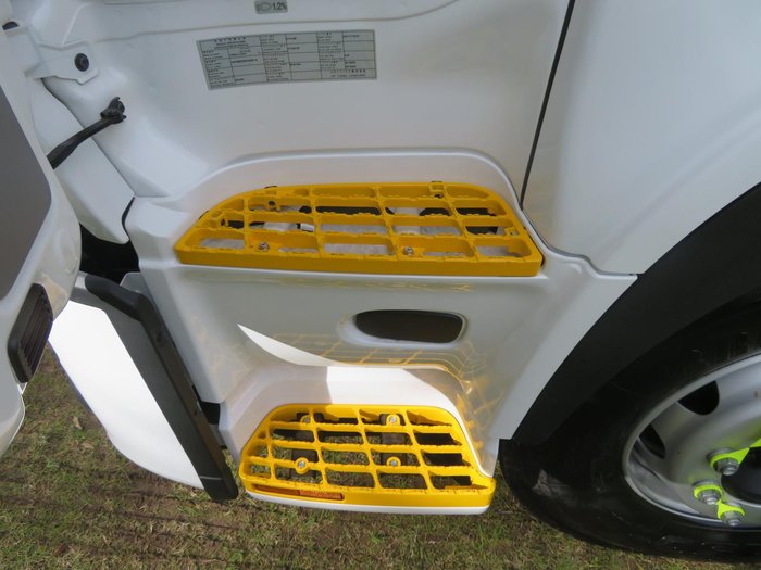 2024 UD Cw Series White