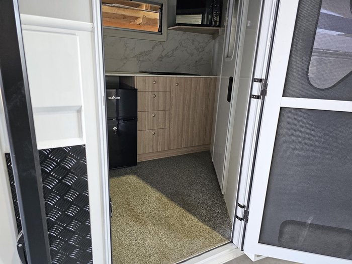 2024 McNeill 3 Horse Enclosed Gooseneck White
