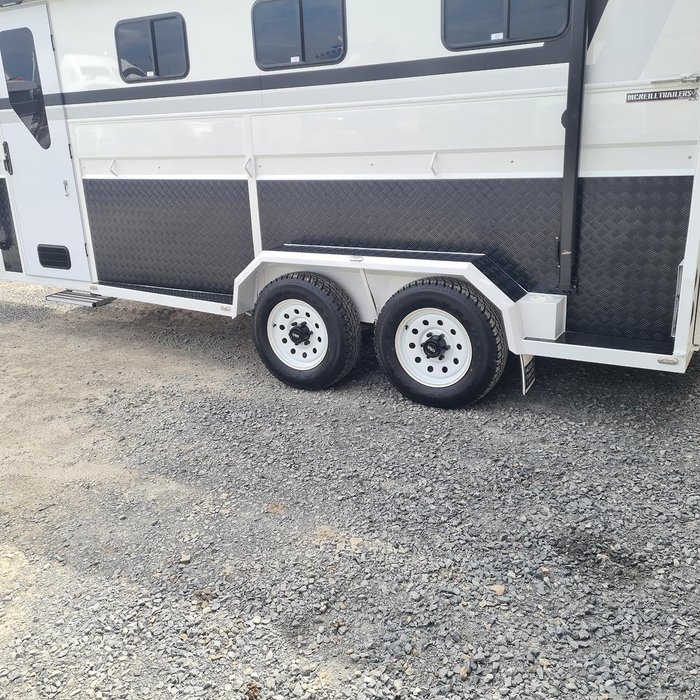 2024 McNeill 3 Horse Enclosed Gooseneck White