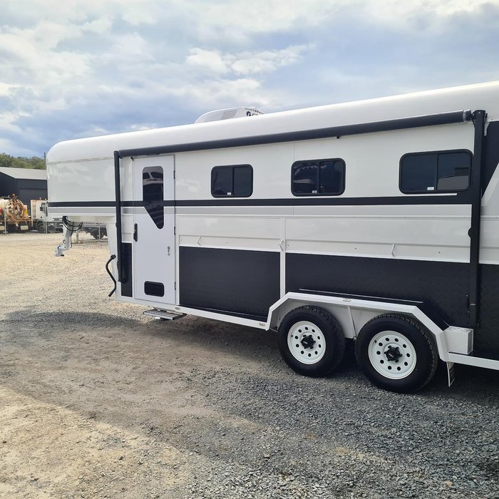 2024 McNeill 3 Horse Enclosed Gooseneck White