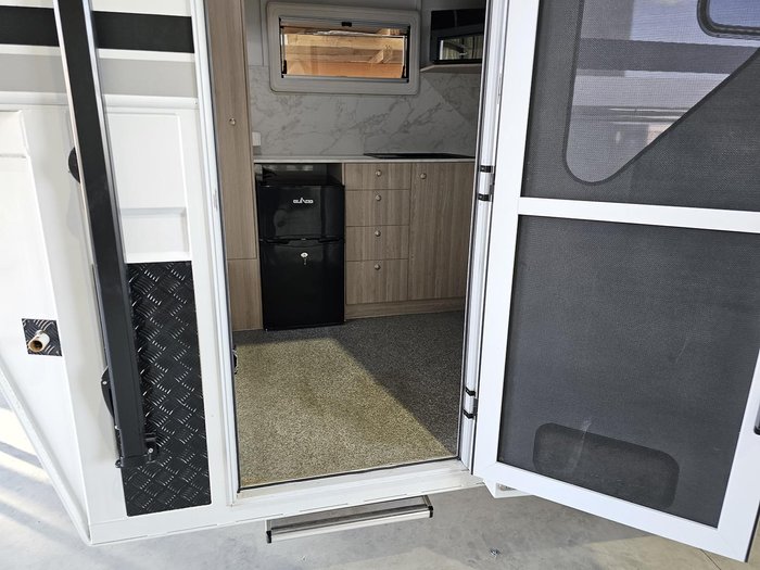 2024 McNeill 3 Horse Enclosed Gooseneck White