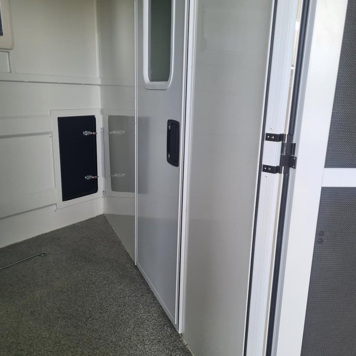 2024 McNeill 3 Horse Enclosed Gooseneck White