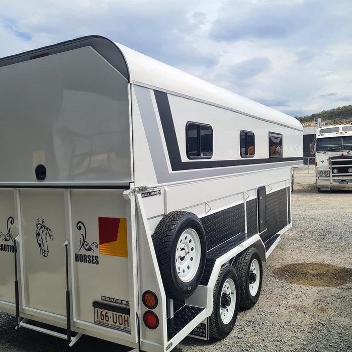 2024 McNeill 3 Horse Enclosed Gooseneck White
