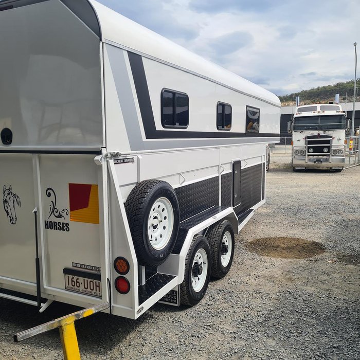 2024 McNeill 3 Horse Enclosed Gooseneck White