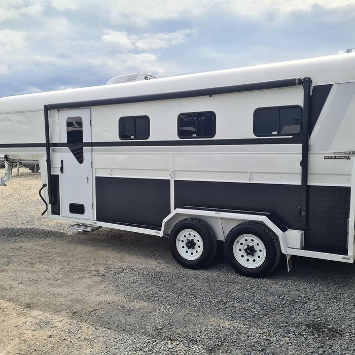 2024 McNeill 3 Horse Enclosed Gooseneck White