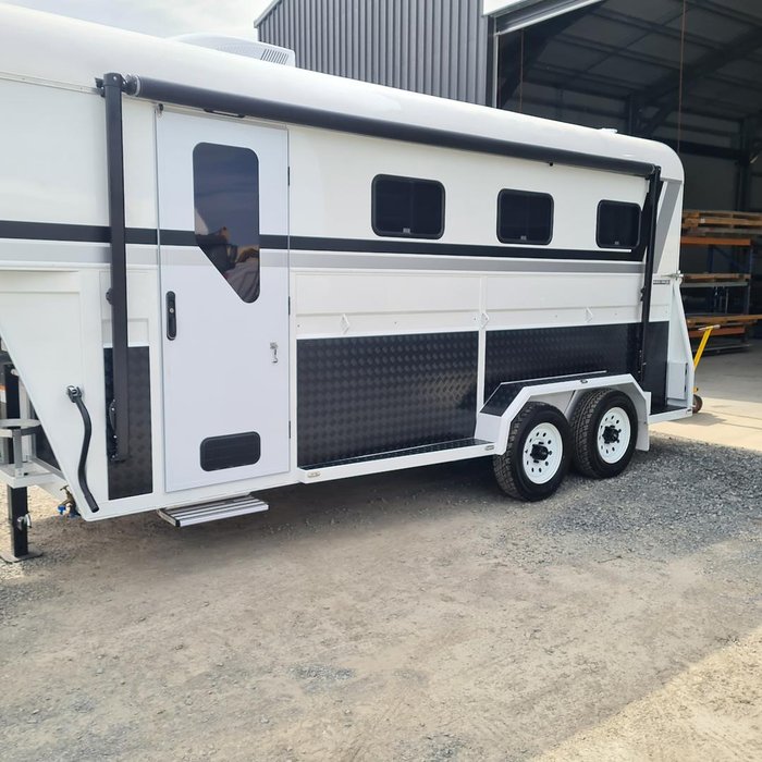 2024 McNeill 3 Horse Enclosed Gooseneck White