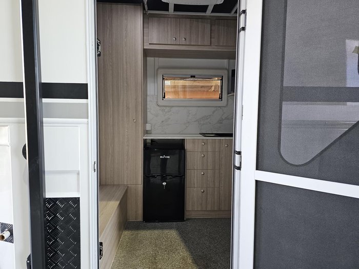 2024 McNeill 3 Horse Enclosed Gooseneck White