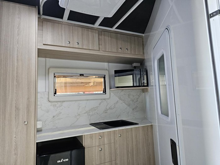 2024 McNeill 3 Horse Enclosed Gooseneck White