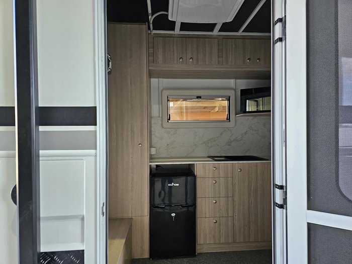 2024 McNeill 3 Horse Enclosed Gooseneck White