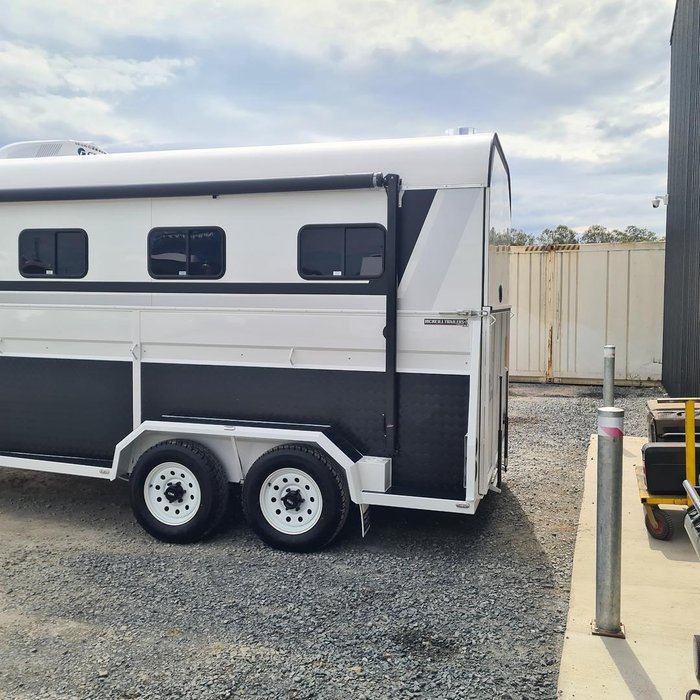 2024 McNeill 3 Horse Enclosed Gooseneck White