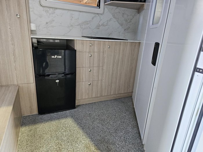 2024 McNeill 3 Horse Enclosed Gooseneck White