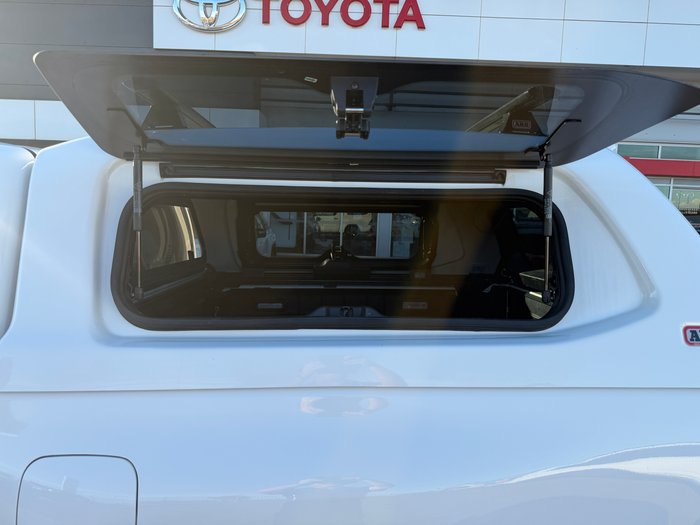 2022 Toyota Hilux SR5 Glacier White