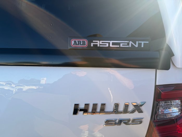 2022 Toyota Hilux SR5 Glacier White