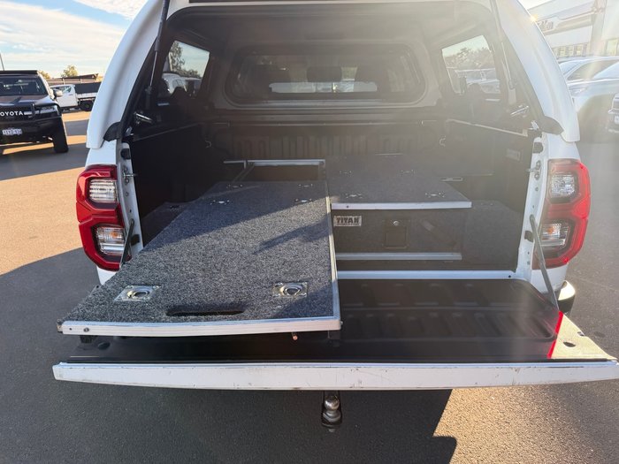 2022 Toyota Hilux SR5 Glacier White