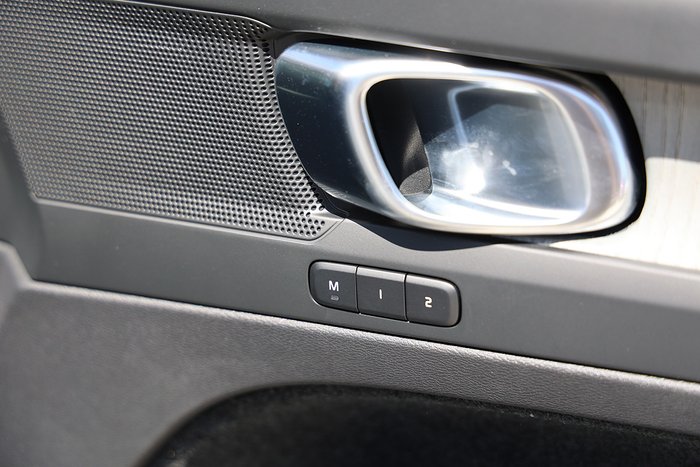 2025 Volvo XC40 Plus B4