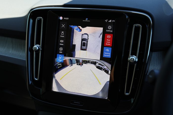 2025 Volvo XC40 Plus B4