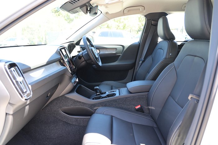 2025 Volvo XC40 Plus B4