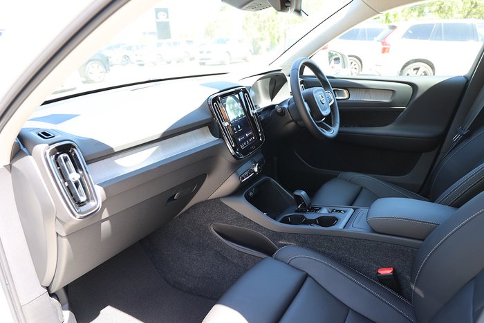 2025 Volvo XC40 Plus B4