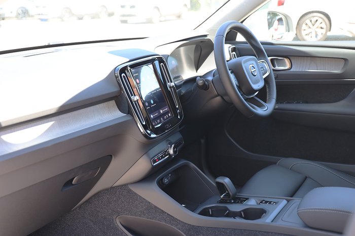 2025 Volvo XC40 Plus B4