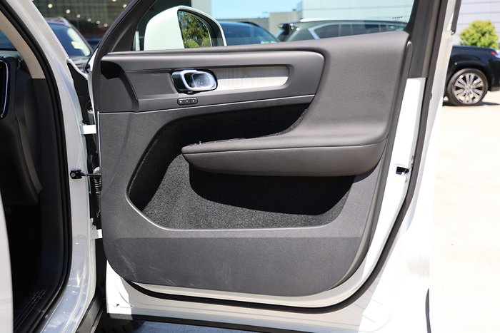 2025 Volvo XC40 Plus B4