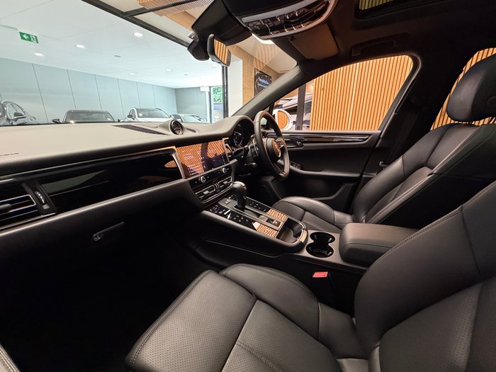 2024 PORSCHE MACAN