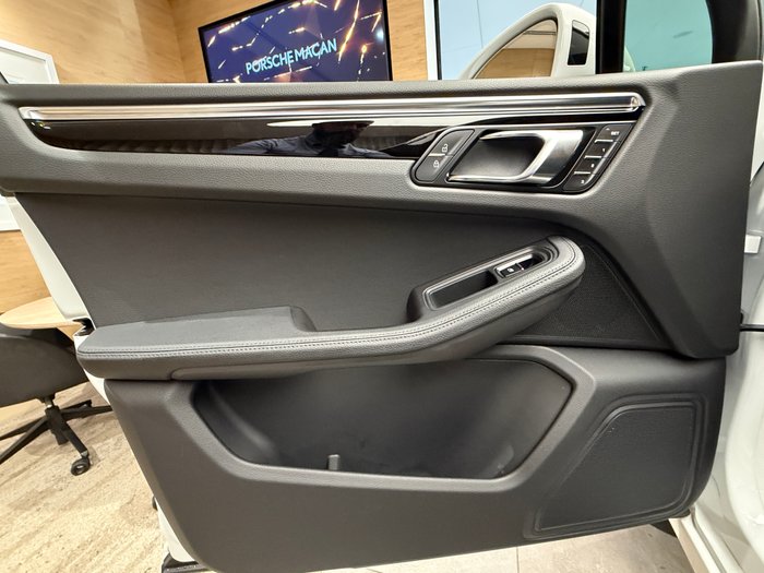 2024 PORSCHE MACAN