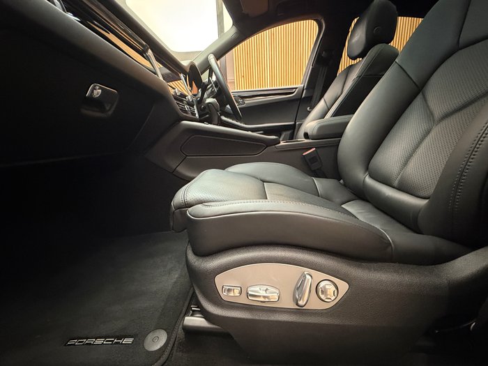 2024 PORSCHE MACAN