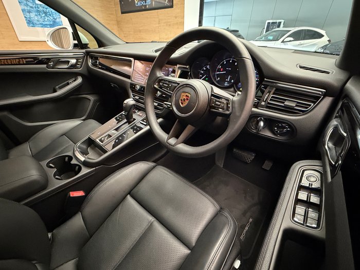 2024 PORSCHE MACAN