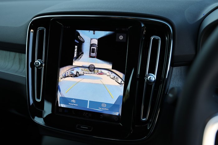 2025 Volvo XC40 Plus B4