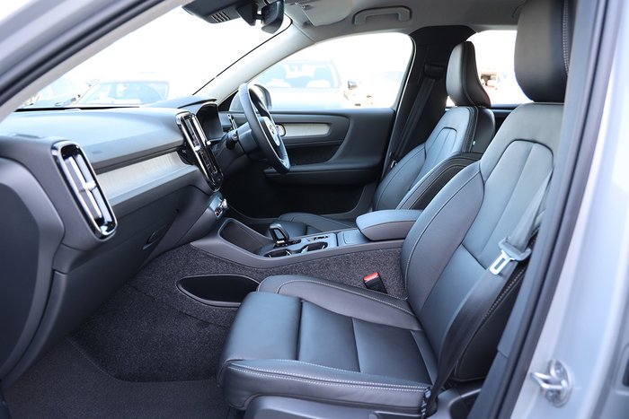 2025 Volvo XC40 Plus B4