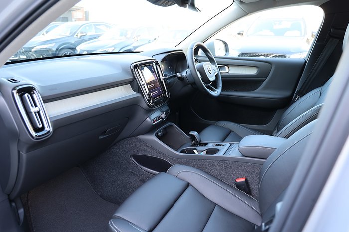 2025 Volvo XC40 Plus B4