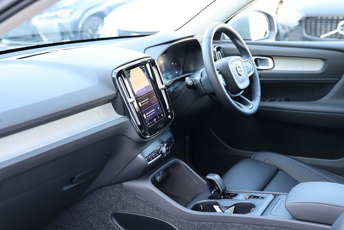 2025 Volvo XC40 Plus B4