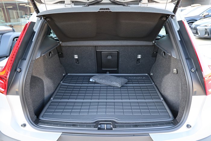 2025 Volvo XC40 Plus B4