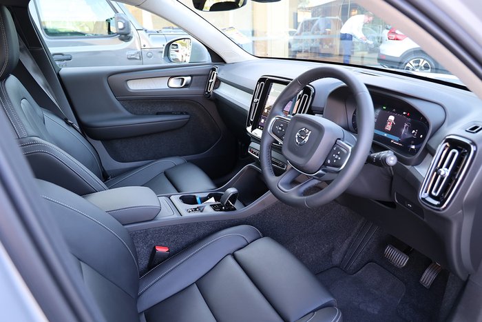 2025 Volvo XC40 Plus B4