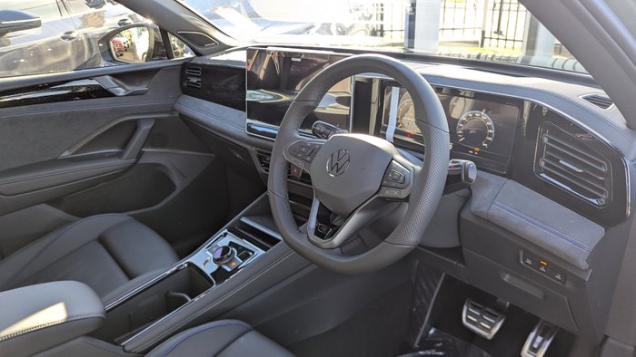 2026 VOLKSWAGEN Tiguan R-LINE