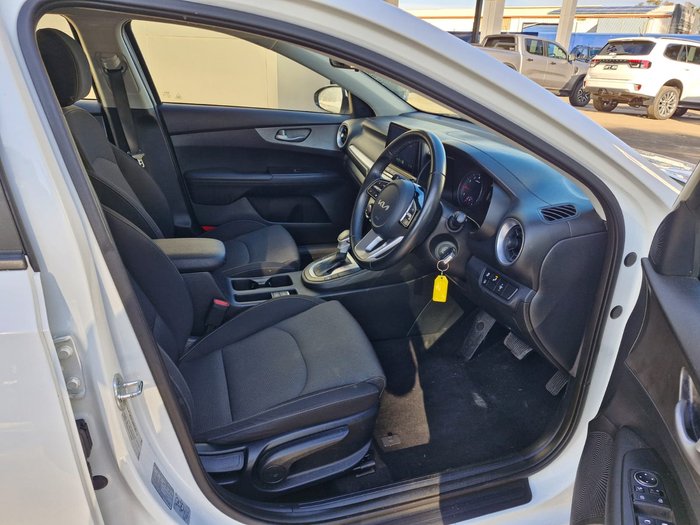 2022 KIA CERATO 2022 KIA CERATO S SAFETY PACK 6 SP AUTOMATIC 5D HATCHBACK 4CYL  White